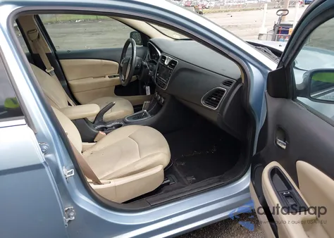 2013 Chrysler 200 Touring z USA, uszkodzony, nr VIN 1C3CCBBB8DN656877